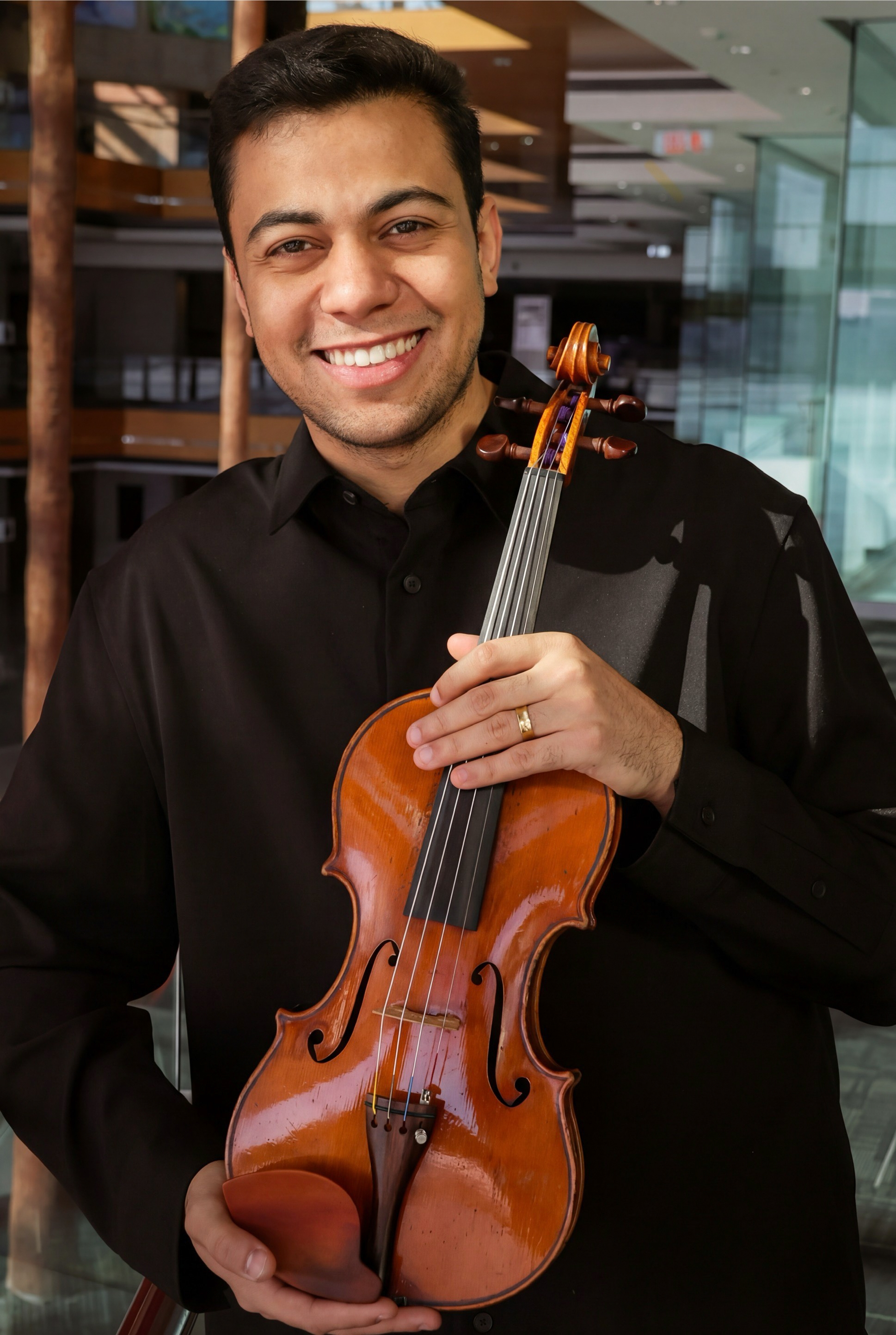 Thierry de Lucas, concert violinist, studio portrait