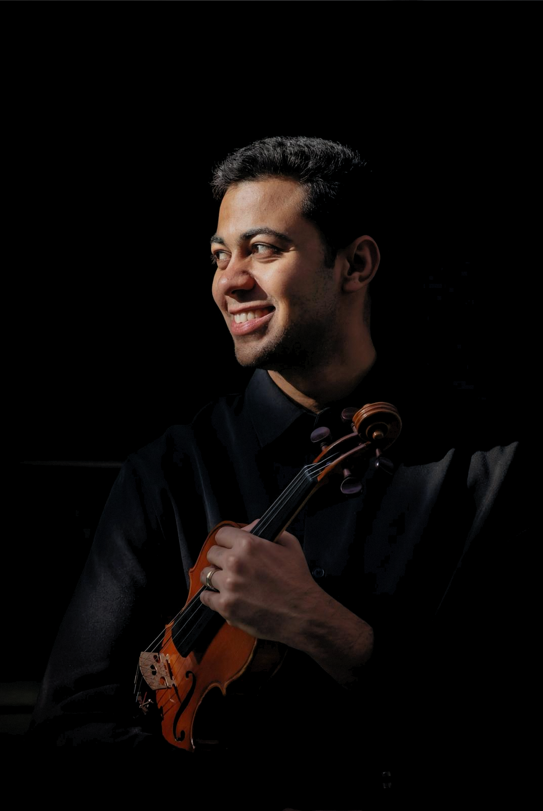 Thierry de Lucas holding his violin